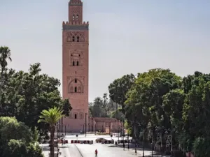 ساحة جامع الفناء الشهيرة في مراكش خالية