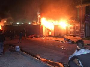 محتجون يقتحمون القنصلية الايرانية في النجف ويضرمون فيها النار