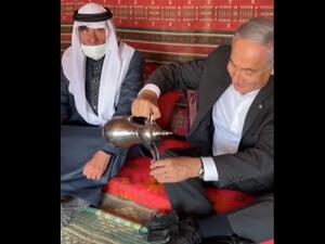 صورة مأخوذة من الفيديو تظهر نتنياهو وهو يصب القهوة بنفسه قبل تقديمها لمضيفيه من بدو النقب