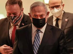 رئيس الوزراء الاسرائيلي بنيامين نتانياهو (وسط) وخلفه وزير الخارجية البحريني عبد اللطيف بن راشد الزياني (يمين) ووزير الخارجية الأميركي مايك بومبيو في القدس.