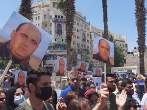 لليوم الثالث.. تظاهرات في الضفة الغربية للتنديد بمقتل نزار بنات