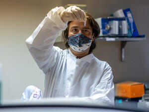 اوميكرون .. إسرائيل تغلق حدودها تماما و4 دول أوروبية ترصد إصابات بالمتحور