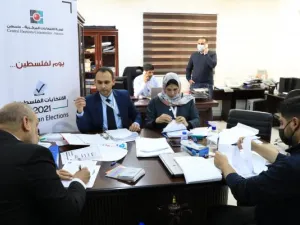 لجنة الانتخابات تستقبل القوائم المرشحة بغزة