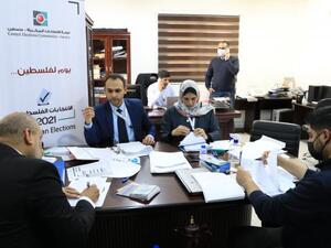 لجنة الانتخابات تستقبل القوائم المرشحة بغزة