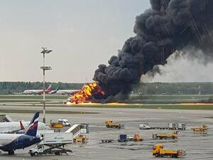 الطائرة المنكوبة والنيران تلتهمها