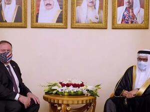 وزير الخارجية الاميركي مايك بومبيو (يسار) ونظيره البحريني عبد اللطيف بن رشيد الزياني (يمين) في المنامة.