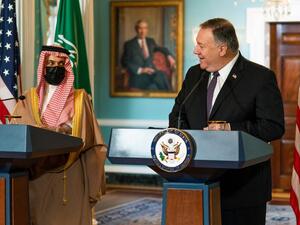 وزير الخارجية السعودي الأمير فيصل بن فرحان ونظيره الأمريكي مايك بومبيو في واشنطن يوم الأربعاء