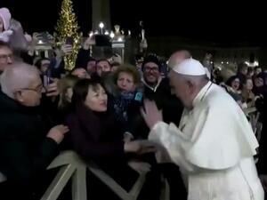 البابا يعتذر عن ضربه يد امرأة جذبته إاليها لتصافحه