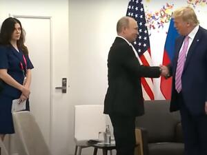 سر المترجمة الفاتنة والحديث الهامس بين ترامب وبوتين