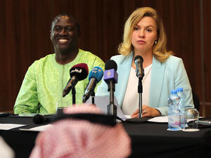 الخبيران الأمميان في مجال حقوق الإنسان إلينا ستاينرت من لاتفيا ورولاند أدجوفي من بنين يتحدثان إلأى الصحافيين في الدوحة