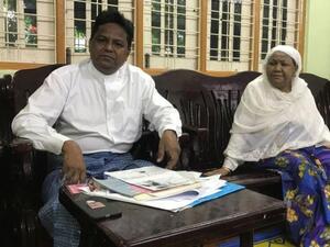 عبد الرشيد السياسي من الروهينجا ووالدته خلال مقابلة مع رويترز بمنزله في يانجون بميانمار 