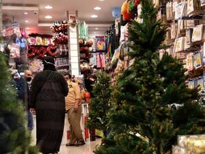 في مشهد غير مألوف.. أشجار وزينة عيد الميلاد للبيع في السعودية 