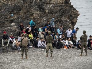 اسبانيا تتهم المغرب بالابتزاز مع تواصل تدفق آلاف المهاجرين إلى سبتة 