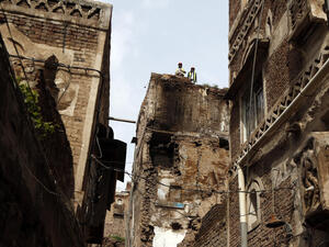 تهدم عشرات المنازل جراء سيول جارفة في صنعاء القديمة