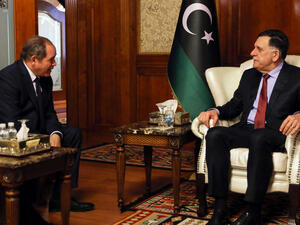 وزير الخارجية الجزائري يلتقي السراج في طرابلس