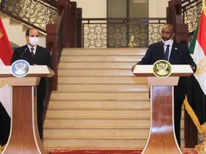 الرئيس المصري عبد الفتاح السيسي (يمين) مع عبد الفتاح البرهان رئيس مجلس السيادة السوداني في الخرطوم
