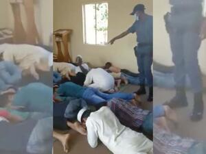 وزير شرطة جنوب أفريقيا يعتذر عن الاساءة لمصلين مسلمين