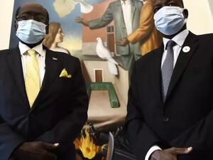 ممثل رئاسة جنوب السودان ماريال بنيامين (يسار) مع توماس سيريلو سواكا عضو تحالف معارضة جنوب السودان في نهاية لقاء في مقر جمعية سانت إيغيديو في روما