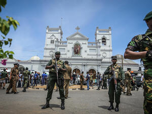 قوات الامن السريلانكية تحرس احدى الكنائس