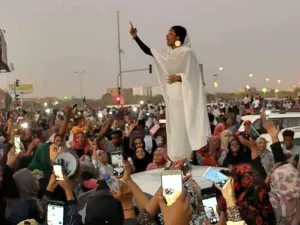 السودانية آلاء صلاح تقود الحشود خارج مقر القيادة العامة للجيش في الخرطوم