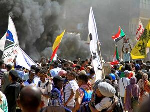 السودان.. مقتل متظاهر دهسا خلال احتجاجات حاشدة في ذكرى الانقلاب