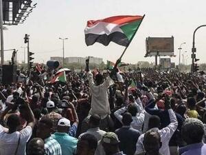 سودانيون يتظاهرون لمطالبة الجيش بالاستيلاء على السلطة