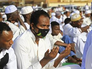 المئات يخرقون الحظر في الخرطوم لأداء صلاة العيد