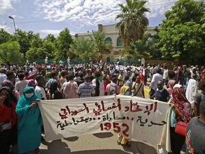في ذكرى اتفاق المرحلة الانتقالية.. سودانيون يتظاهرون للمطالبة ب"العدالة"