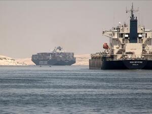 انضمام قاطرتين جديدتين لمناورات شد السفينة الجانحة بالسويس