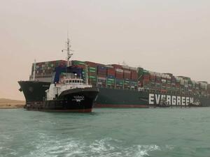 توقف الملاحة عبر السويس بعد جنوح سفينة شحن بسبب "رياح قوية مفاجئة"