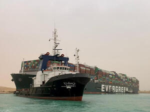 السفينة العملاقة البالغ طولها 400 متر أدى جنوحها لتوقف حركة المرور في قناة السويس