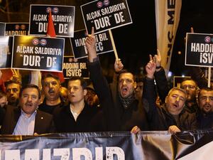 تظاهرة امام السفارة السويدية في انقرة للتنديد بحرق المصحف