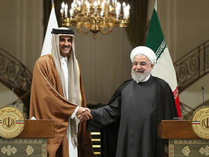  الرئيس الايراني حسن روحاني (يمين) وأمير قطر الشيخ تميم بن حمد آل ثاني