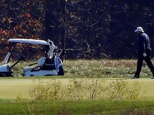 ترامب يتلهى بلعب الغولف!