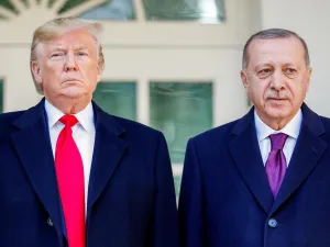 الرئيس الأمريكي دونالد (يسار) ونظيره التركي رجب طيب أردوغان