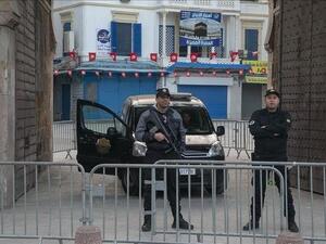 تونس تعلق الدراسة وتحظر حركة السيارات ليلا