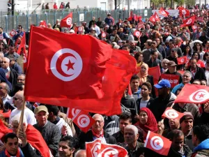 يوم الاثنين تظاهر آلاف الأشخاص في مدينة سيدي بوزيد في وسط البلاد للمطالبة بالتنمية وانهاء التهميش وتحسين أوضاعهم