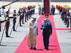 محمد بن زايد يصل مصر عشية استضافتها قمة عربية خماسية