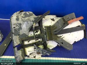 احد أجزاء من حطام طائرة التجسس الأمريكية