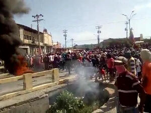 تظاهرة للمطالبة بالطعام في فنزويلا تتحول لعمليات نهب للمتاجر