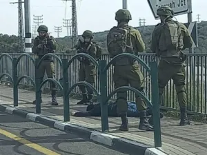 الجيش الاسرائيلي يقتل فلسطينيا جنوب نابلس بدعوى محاولته طعن جنود