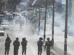 إصابة عشرات الفلسطينيين بمواجهات مع القوات الاسرائيلية في الضفة