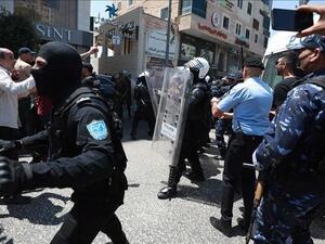 توقيف محتجين على مقتل نزار بنات