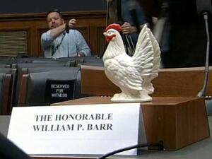  تمثال دجاجة وضع على مقعد خال لوزير العدل بيل بار في غرفة اللجنة القضائية في مجلس النواب 