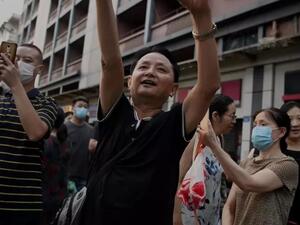 صينيون يحتفلون بإغلاق القنصلية الأميركية في شنغدو