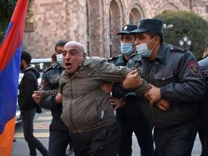 شرطيون أرمينيون يوقفون متظاهراً في يريفان