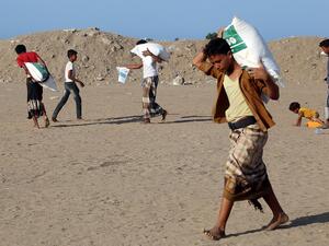 يتواصل تدفق الاسلحة ومكونات الحرب الى اليمن برغم ان نحو 80 بالمئة من سكانه يعيشون على المساعدات الانسانية