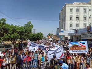 الآلاف يتظاهرون في تعز للمطالبة بتحريرها من الحوثيين