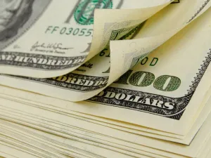 ارتفاع سعر الدولار بفضل آمال تأجيل رسوم جمركية