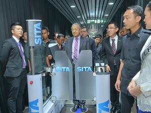 Malaysian Prime Minister, Tun Dr Mahathir Mohamad, trying SITA Smart Path™ at KLIA’s 21st anniversary celebration.